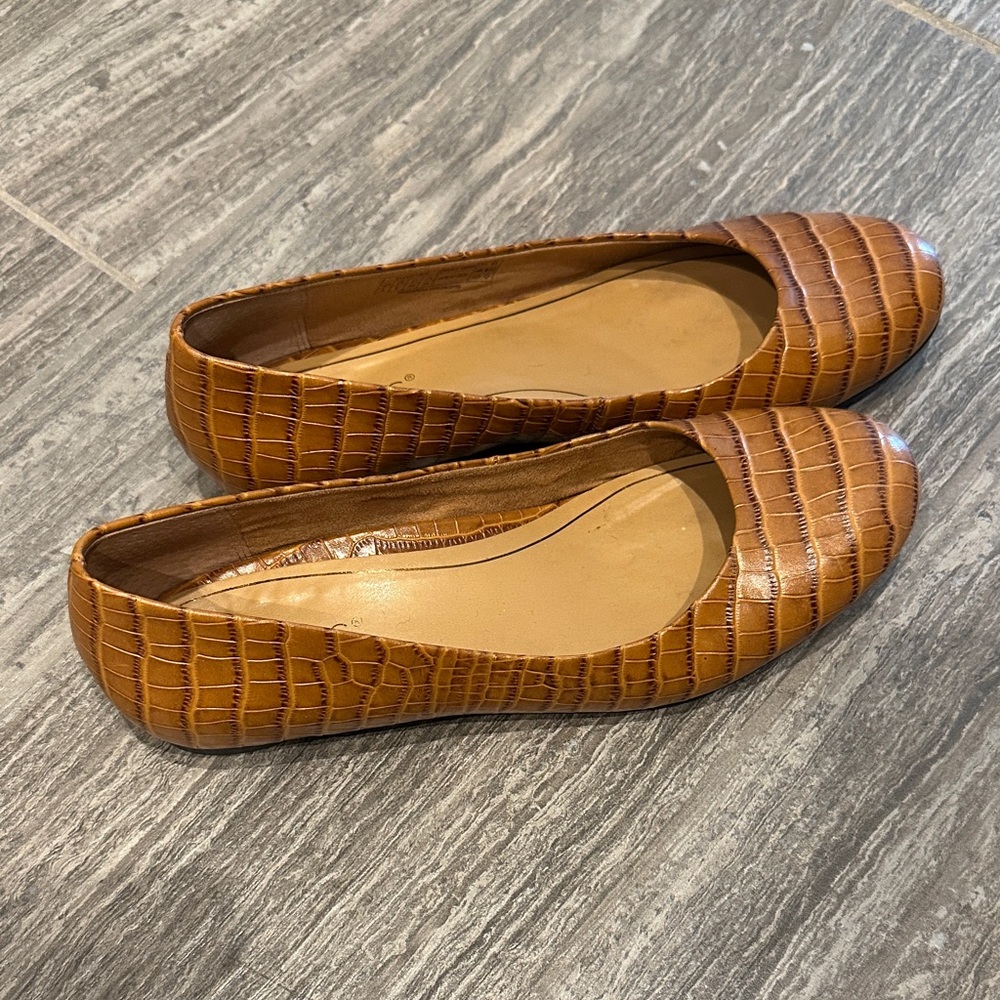 Vionic Women's Brown Crocodile-Pattern Flats - Picture 7 of 8